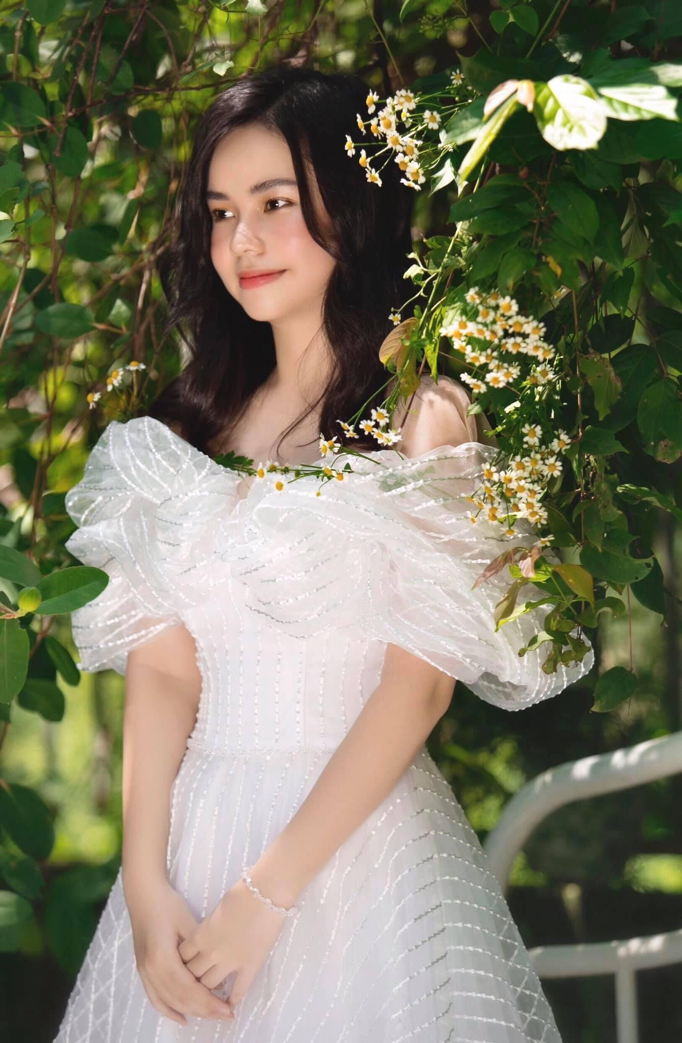 Khi được hỏi về quan điểm trong cuộc sống, Nguyễn Phương Trà My nói: “Tôi nghĩ mình còn non trẻ để đưa ra quan điểm chắc chắn vì tôi vẫn đang thay đổi từng ngày. Hình mẫu mà tôi hướng tới cả về sự nghiệp lẫn cuộc sống là diễn viên Natalie Portman, nhưng mục tiêu của tôi vẫn là khiến bản thân tốt hơn từng ngày. Tôi không nghĩ mình phải giống ai khác”.