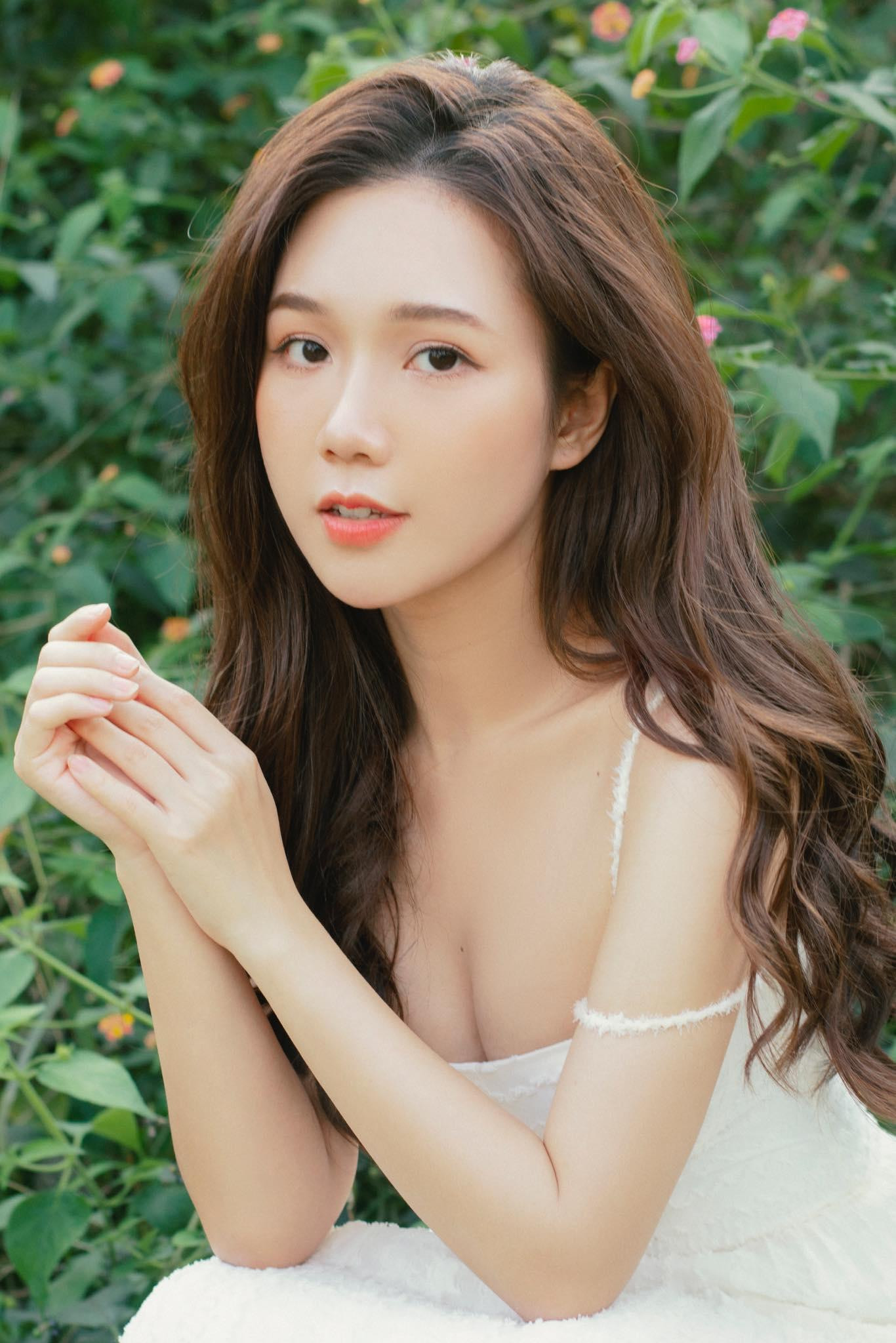 Ngọc Anh sau đó đã phản hồi rằng, mỗi người một quan điểm, cô có thời gian dài chụp mẫu nội y và xem đây là công việc đàng hoàng, đáng được tôn trọng. Nữ diễn viên không trốn tránh mà sẽ thoải mái đón nhận những góp ý.