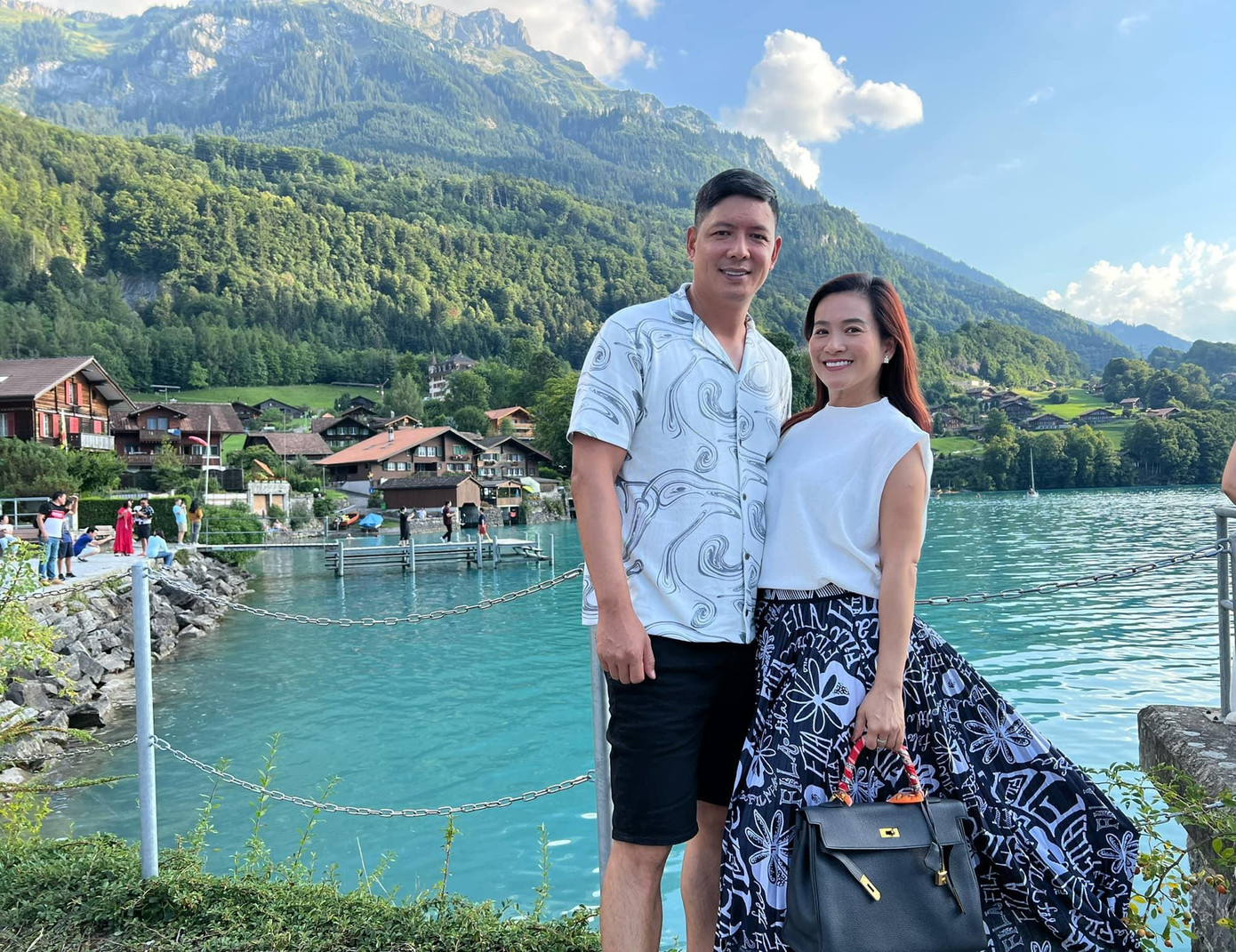 Cặp đôi check-in tại bối cảnh bấm máy của bộ phim K-drama nổi tiếng Hạ cánh nơi anh. Bình Minh nói cảnh vật nơi này rất yên bình và trong lành.