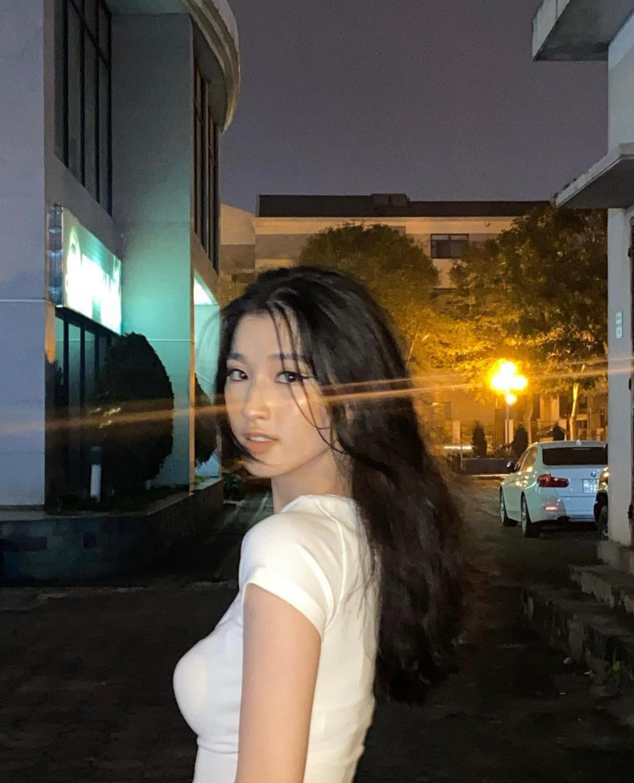 Hiện, mỹ nhân sinh năm 2002 theo học chuyên ngành Luật thương mại Quốc tế, Đại học Luật Hà Nội. Ngoài tiếng Anh, cô còn học thêm tiếng Tây Ban Nha. Hồi cấp 3, cô nhiều năm có tên trong danh sách đội tuyển tiếng Anh của THPT Hàm Rồng (Thanh Hóa).