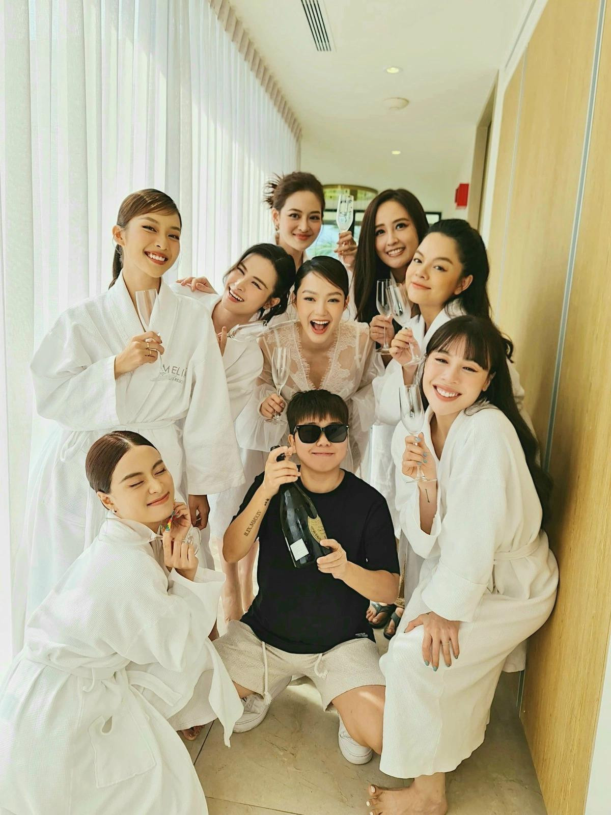 Nhóm bạn thân của Minh Hằng là Khả Ngân, Phạm Quỳnh Anh, Hoàng Thùy Linh, Gil Lê, Mai Phương Thúy, Thùy Anh, Lan Nhi, Đông Nhi...tề tựu đầy đủ tại hôn lễ. Họ cùng tổ chức tiệc độc thân cho Minh Hằng trước ngày cưới.