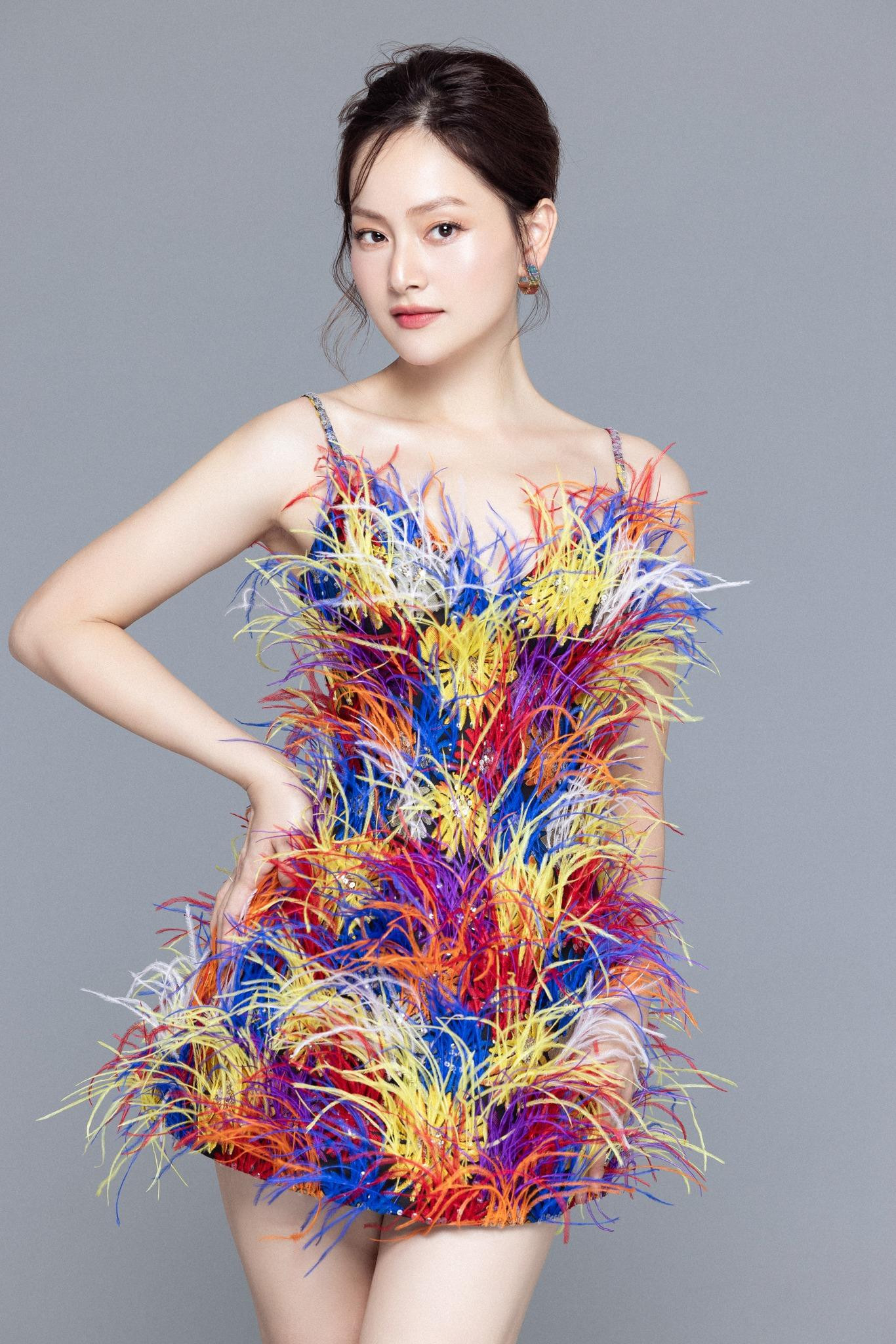 Không còn style công sở mà khán giả đã quen mắt với cô chị cả Vân Khánh trong Thương ngày nắng về, Lan Phương nay đã có dịp tút tát lại nhan sắc khiến khán giả trầm trồ với bộ váy lông vũ sặc sỡ. Cô chia sẻ trên trang cá nhân của mình: “Hình ảnh mới nhất của Khánh đây ạ. Phụ nữ ngoài lúc đầu bù tóc rối, mệt mỏi việc nhà, việc công ty thì cứ phấn son, lên đồ một chút là trông rất ra gì luôn các chị em chúng mình nhỉ”.