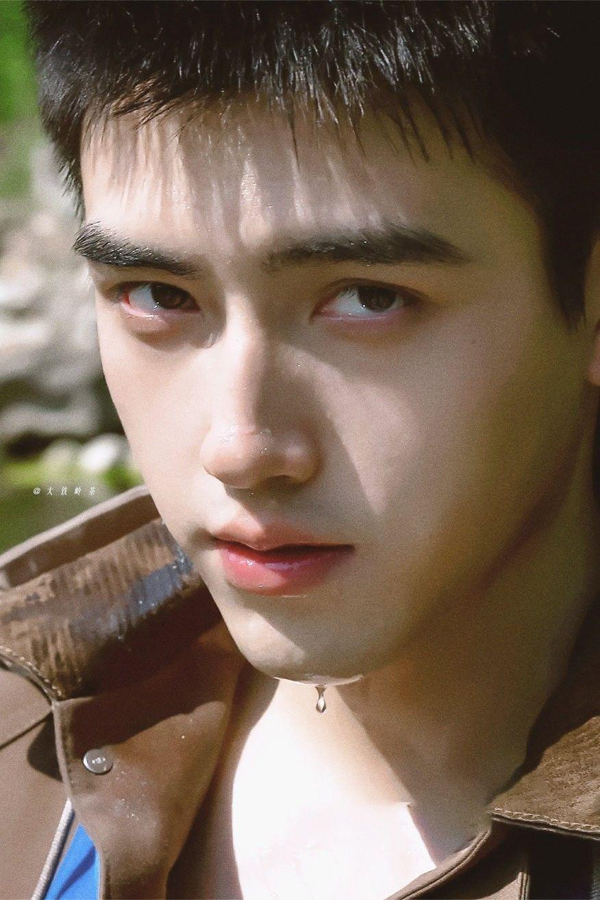 Trước đó, Trần Phi Vũ góp mặt trong không ít tác phẩm nổi tiếng như Tương Dạ, Hạo Y Hành… nhưng chưa thể bật lên. Diễn viên thử sức với dự án đam mỹ Husky và sư tôn mèo trắng của hắn, diễn cùng La Vân Hi, song phim bị cấm do thay đổi từ Tổng cục Quảng bá Phát thanh Truyền hình Quốc gia Trung Quốc. Với thành công ban đầu của Bật Lửa Và Váy Công Chúa, diễn viên nhiều khả năng trở thành “lưu lượng” (ngôi sao có fan đông đảo) mới tại showbiz Trung Quốc. Ảnh: Sina. Trước đó, Trần Phi Vũ góp mặt trong không ít tác phẩm nổi tiếng như Tương Dạ, Hạo Y Hành… nhưng chưa thể bật lên. Diễn viên thử sức với dự án đam mỹ Husky và sư tôn mèo trắng của hắn, diễn cùng La Vân Hi, song phim bị cấm do thay đổi từ Tổng cục Quảng bá Phát thanh Truyền hình Quốc gia Trung Quốc. Với thành công ban đầu của Bật Lửa Và Váy Công Chúa, diễn viên nhiều khả năng trở thành “lưu lượng” (ngôi sao có fan đông đảo) mới tại showbiz Trung Quốc. Ảnh: Sina.