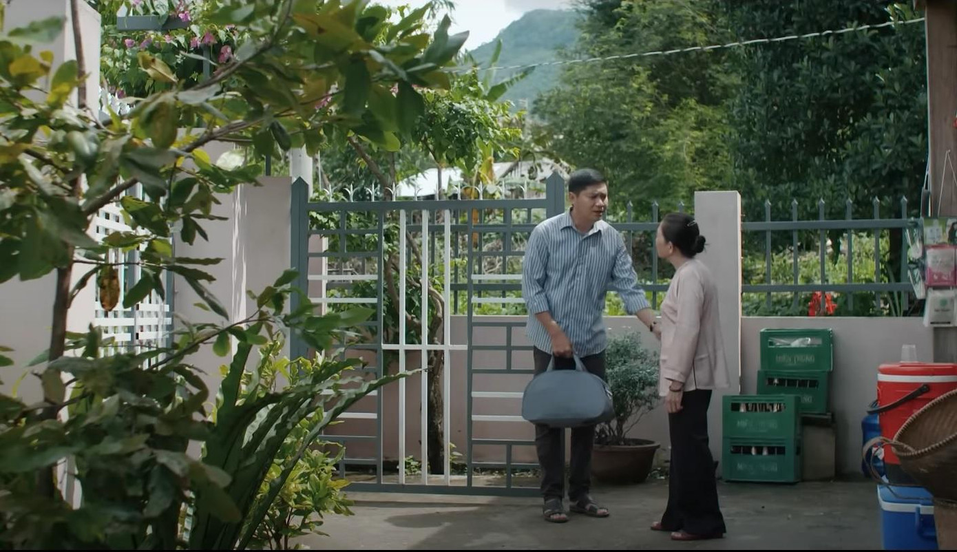 Hào nhờ mẹ gỡ rối giúp mình. Ảnh: CMH. Hào nhờ mẹ gỡ rối giúp mình. Ảnh: CMH.