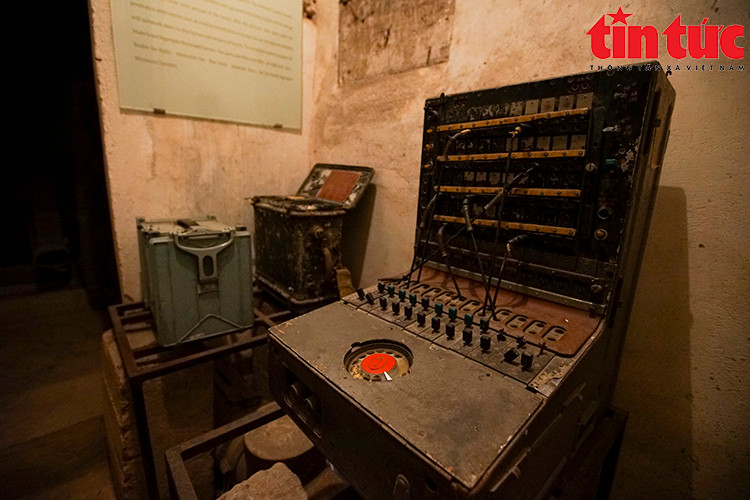 Phòng đặt trang thiết bị, động cơ rộng 10m2, gần cửa hầm ở hướng Nam. Đây là nơi vận hành các hệ thống thông hơi, lọc độc, làm mát, điện đàm… đảm bảo kỹ thuật cho 28 máy điện thoại trong hầm liên lạc thông suốt và kíp trực ban khoảng 10 người sinh hoạt suốt ngày đêm. Phòng đặt trang thiết bị, động cơ rộng 10m2, gần cửa hầm ở hướng Nam. Đây là nơi vận hành các hệ thống thông hơi, lọc độc, làm mát, điện đàm… đảm bảo kỹ thuật cho 28 máy điện thoại trong hầm liên lạc thông suốt và kíp trực ban khoảng 10 người sinh hoạt suốt ngày đêm.