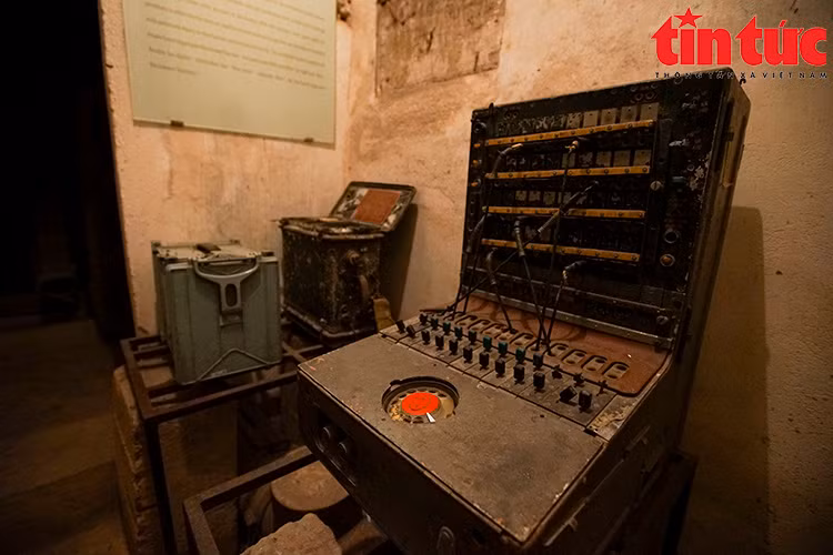 Phòng đặt trang thiết bị, động cơ rộng 10m2, gần cửa hầm ở hướng Nam. Đây là nơi vận hành các hệ thống thông hơi, lọc độc, làm mát, điện đàm… đảm bảo kỹ thuật cho 28 máy điện thoại trong hầm liên lạc thông suốt và kíp trực ban khoảng 10 người sinh hoạt suốt ngày đêm. Phòng đặt trang thiết bị, động cơ rộng 10m2, gần cửa hầm ở hướng Nam. Đây là nơi vận hành các hệ thống thông hơi, lọc độc, làm mát, điện đàm… đảm bảo kỹ thuật cho 28 máy điện thoại trong hầm liên lạc thông suốt và kíp trực ban khoảng 10 người sinh hoạt suốt ngày đêm.