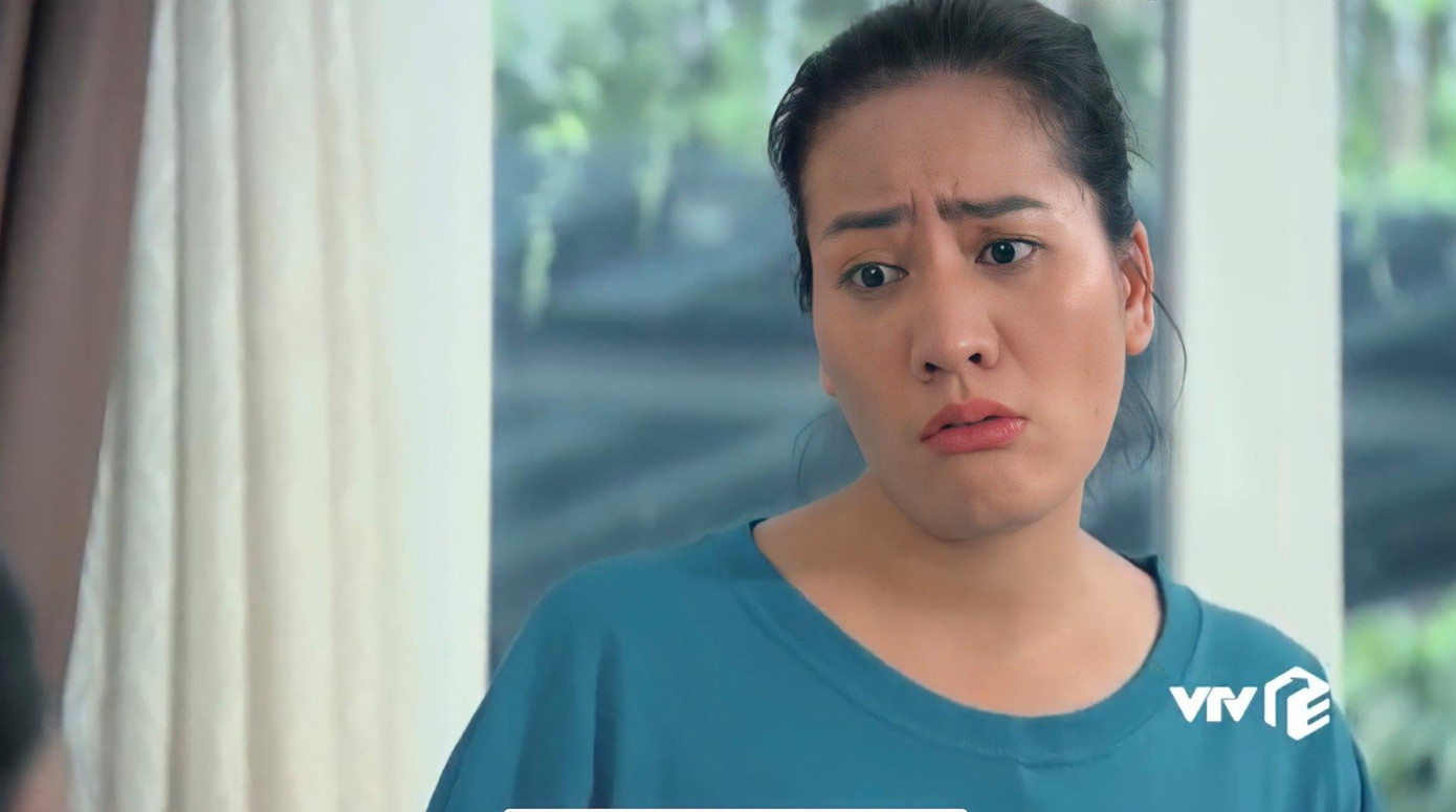 Trước đó, Minh Cúc gây ấn tượng mạnh và nhận được sự yêu mến của khán giả nhờ vai osin Sâm đầy thú vị trong Hương vị tình thân. Dù chỉ đảm nhận tuyến nhân vật phụ nhưng mỗi vai diễn của cô đều mang đến những màu sắc riêng cho mỗi bộ phim.