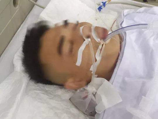 Nạn nhân Nguyễn Trọng T.A. được đưa vào viện cấp cứu do dính 1 phát đạn vào lưng