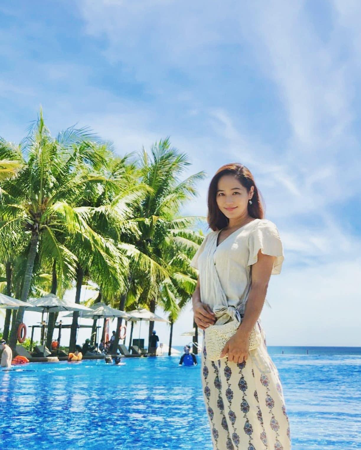 Năm 2011, nữ diễn viên về chung một nhà với tài tử Ki Tae Young và ít tham gia các hoạt động nghệ thuật để toàn tâm chăm sóc gia đình.