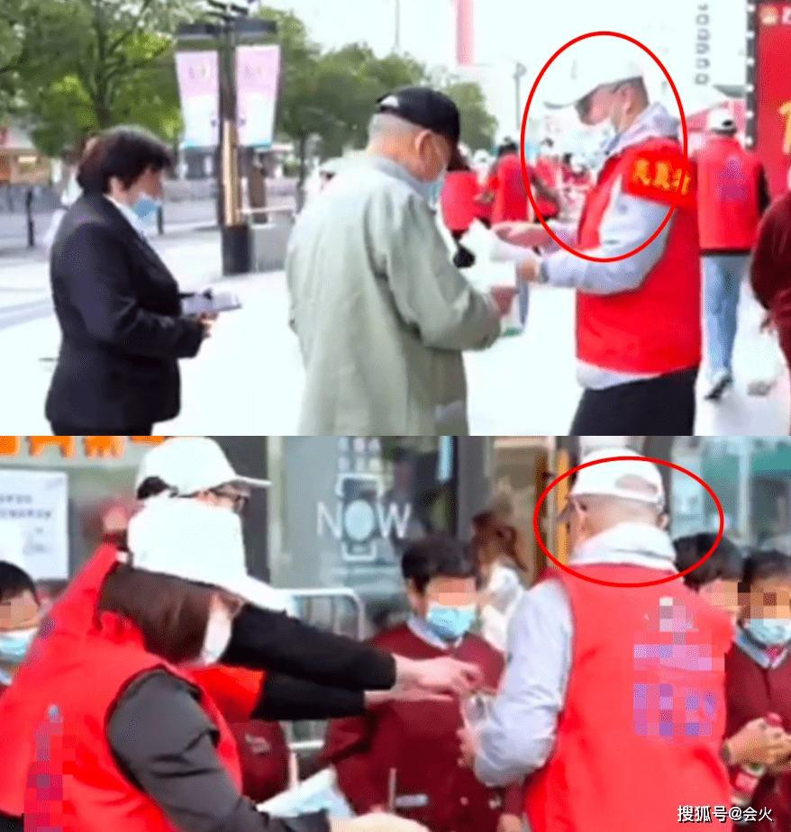 Diễn viên Tây du ký 1986 phát tờ rơi và thân thiện ký tặng cho các nhân viên tổ chức phúc lợi. Ảnh: Sohu.