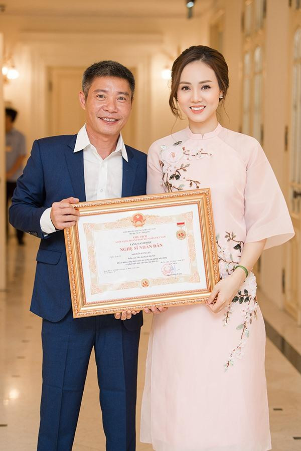 Vợ trẻ đồng hành cùng NSND Công Lý trong nhiều sự kiện đặc biệt.