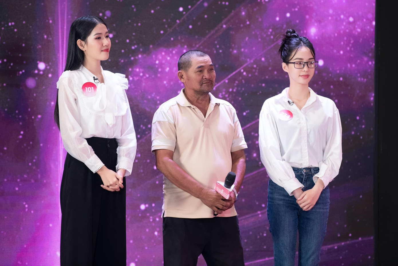 Chú Minh &quot;cô đơn&quot; xuất hiện trên sân khấu cùng hai thí sinh Phạm Thị Hồng Thắm (SBD: 101) và Đỗ Trần Ngọc Thảo (SBD: 234).