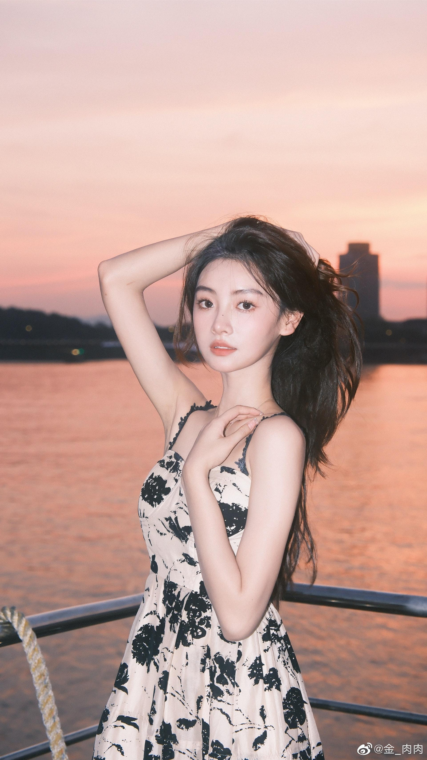 Hình ảnh đời thường của mỹ nhân World Cup. Ảnh: Weibo.