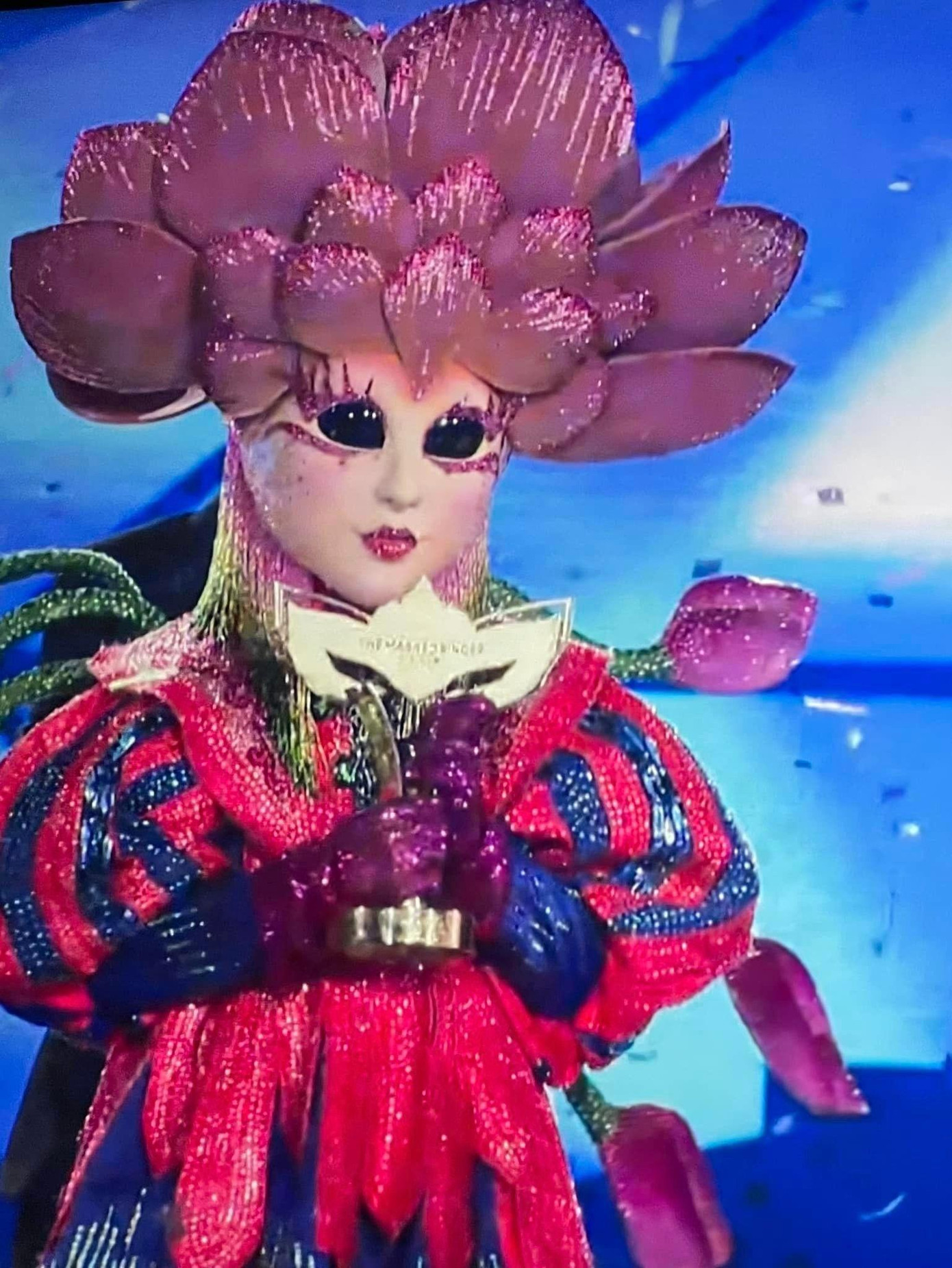 O Sen trở thành quán quân Ca sĩ mặt nạ. Cô chính là ca sĩ, giảng viên thanh nhạc Ngọc Mai.