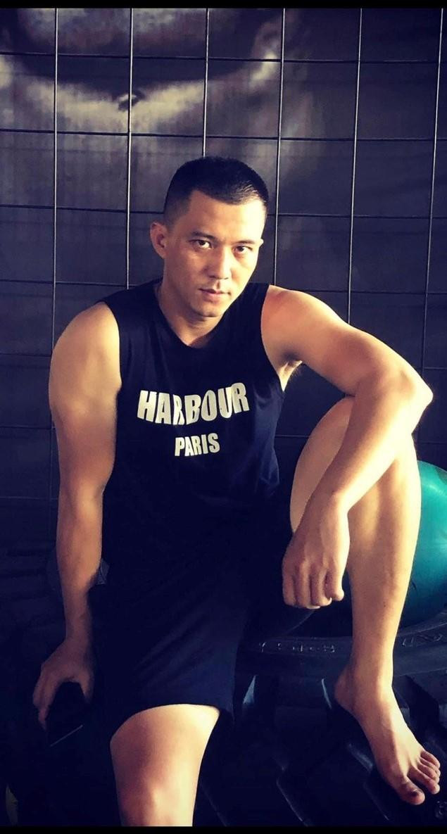 Hai tạo hình trái ngược của Hà Việt Dũng. Vai Nhật Minh phim Anh Có Phải Đàn Ông Không? (trái) và đại úy Hải Triều phim Bão Ngầm Hai tạo hình trái ngược của Hà Việt Dũng. Vai Nhật Minh phim Anh Có Phải Đàn Ông Không? (trái) và đại úy Hải Triều phim Bão Ngầm