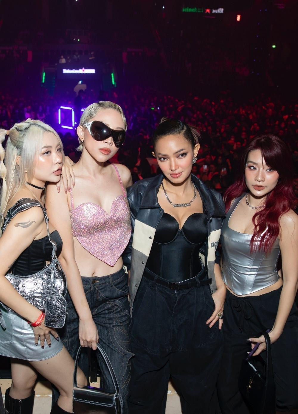 Tóc Tiên diện trang phục khoe eo thon. Cô có show đúng ngày diễn ra đêm nhạc của chồng nhưng cố gắng sắp xếp đến ủng hộ Touliver. Trên trang cá nhân, giọng ca 90-60-90 không giấu được sự tự hào khi thấy ông xã tỏa sáng trên sân khấu. Tóc Tiên diện trang phục khoe eo thon. Cô có show đúng ngày diễn ra đêm nhạc của chồng nhưng cố gắng sắp xếp đến ủng hộ Touliver. Trên trang cá nhân, giọng ca 90-60-90 không giấu được sự tự hào khi thấy ông xã tỏa sáng trên sân khấu.