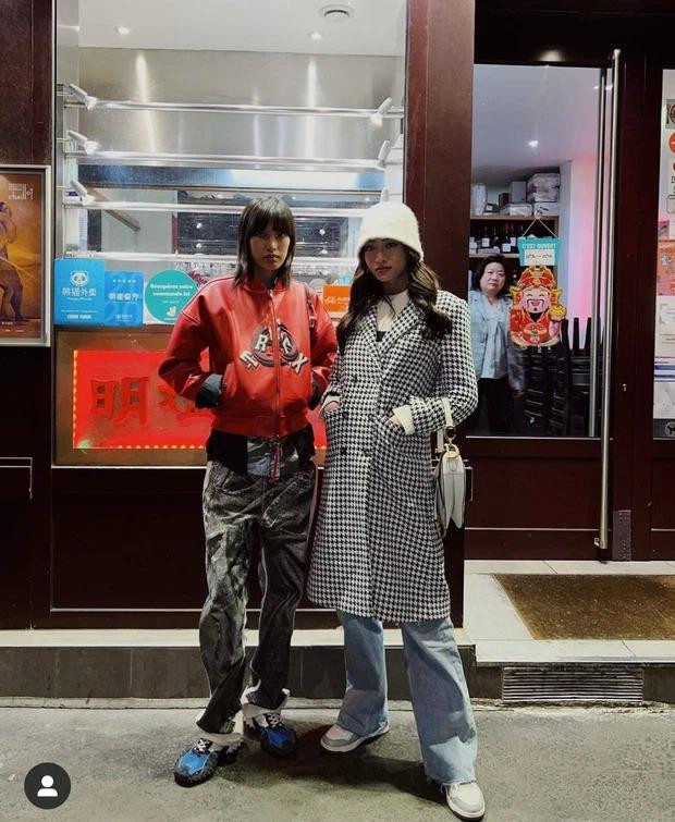 Hai cô gái gen Z nhận được nhiều lời khen của cư dân mạng bởi thần thái vừa ngầu lại sang chảnh nổi bật.