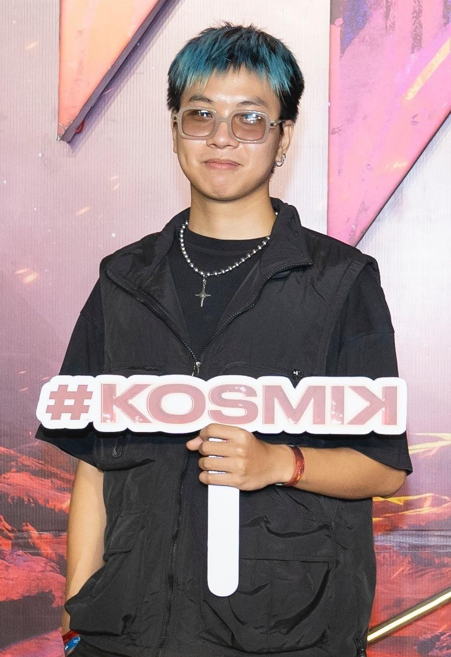 Các rapper tham gia Rap Việt mùa 1 xuất hiện. RTee – học trò Binz đến cổ vũ đồng nghiệp, GDucky cũng có mặt trên khán đài. Các rapper tham gia Rap Việt mùa 1 xuất hiện. RTee – học trò Binz đến cổ vũ đồng nghiệp, GDucky cũng có mặt trên khán đài.