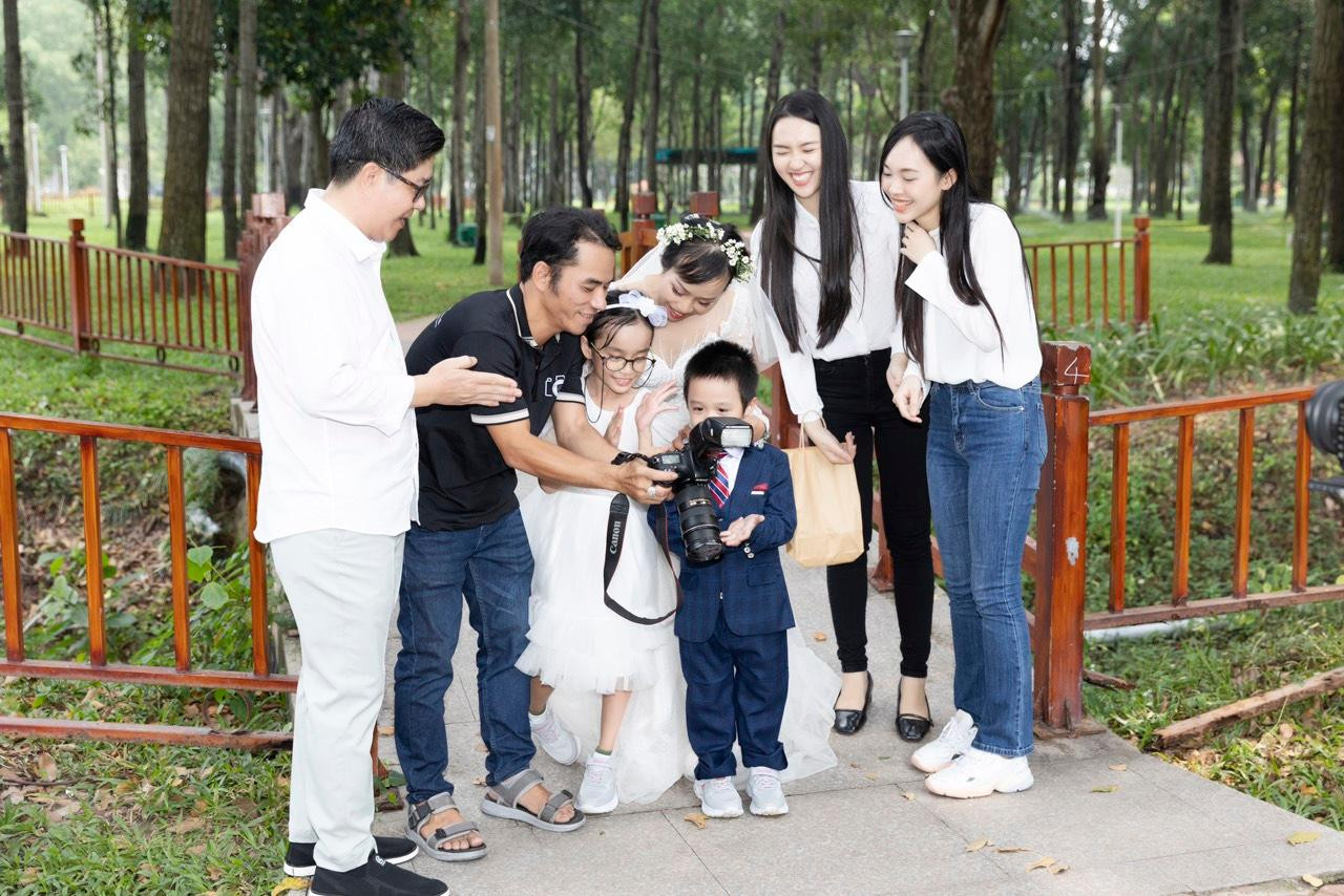 Thùy Linh và Tường Vi giúp ba mẹ con chị Ngân có bộ ảnh như mơ ước. Thùy Linh và Tường Vi giúp ba mẹ con chị Ngân có bộ ảnh như mơ ước.