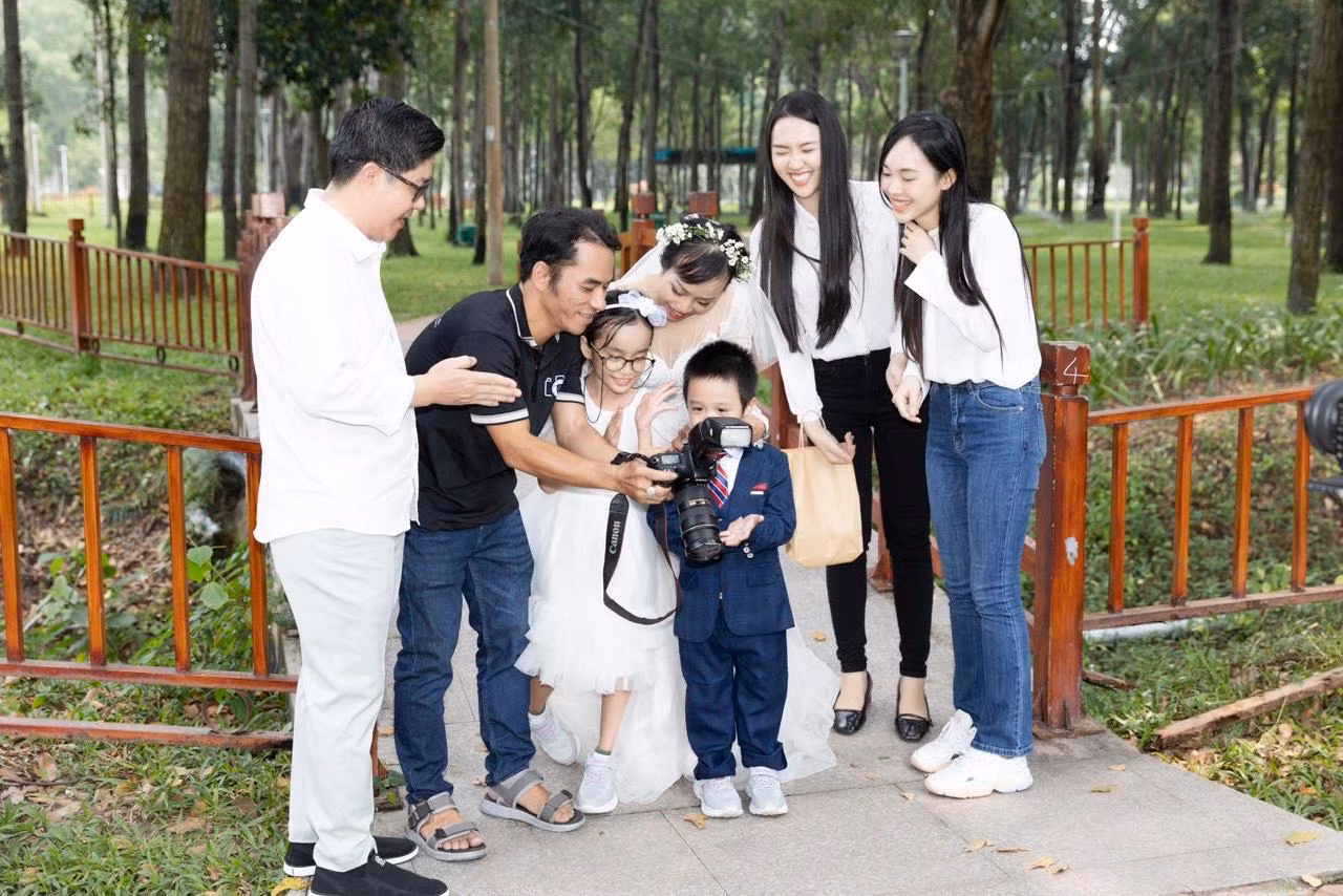 Thùy Linh và Tường Vi giúp ba mẹ con chị Ngân có bộ ảnh như mơ ước.