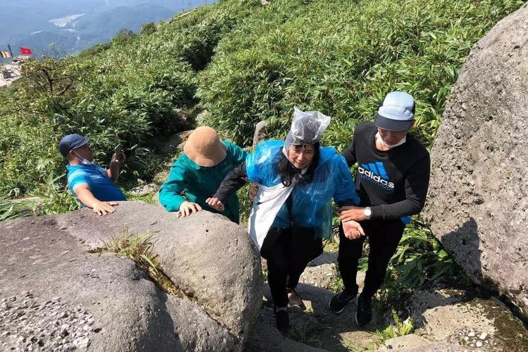 Bà Liên được cứu lên từ vực sâu (Ảnh: Ban Quản lý Yên Tử cung cấp)