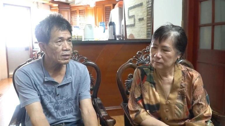 Ông Hoàng Phúc Khánh (65 tuổi) không dám tin vợ đã thoát nạn thần kỳ (Ảnh: Phi Hùng).