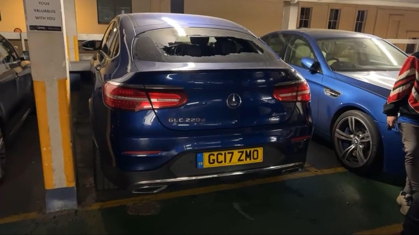 Xe của Tuấn Hưng bị đập vỡ Xe của Tuấn Hưng bị đập vỡ