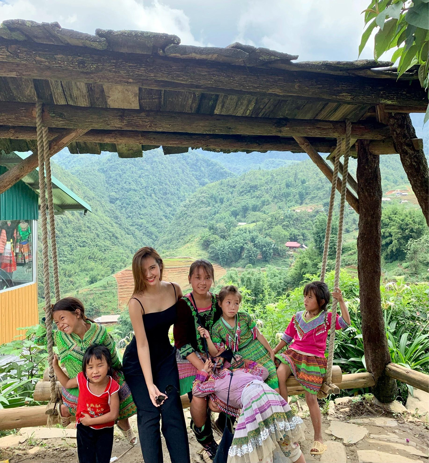 Huyền Lizzie check-in tại bản Cát, Sapa.