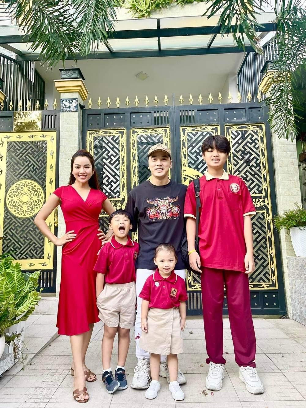 Ba con của Ưng Hoàng Phúc đã sẵn sàng chào đón năm học mới 2022-2023. Ba con của Ưng Hoàng Phúc đã sẵn sàng chào đón năm học mới 2022-2023.