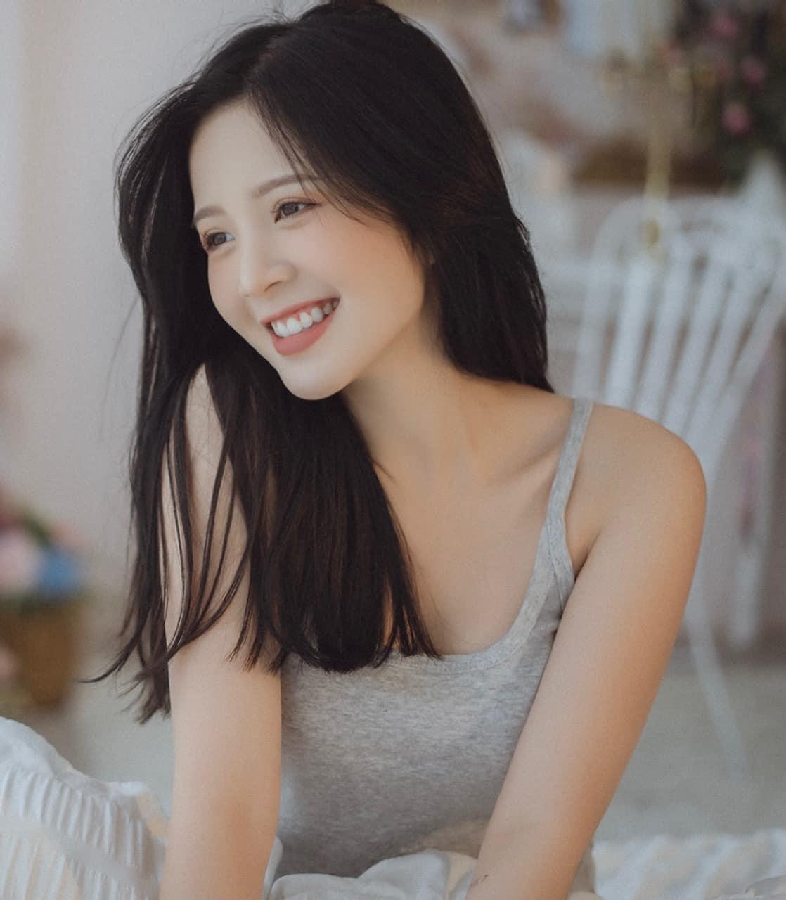 Cô sinh năm 1997, tên đầy đủ là Nguyễn Hoàng Ngọc Huyền, từng là sinh viên ngành Tâm lí học của trường Đại học Sư phạm, tuy nhiên cơ duyên rẽ hướng trở thành một diễn viên.