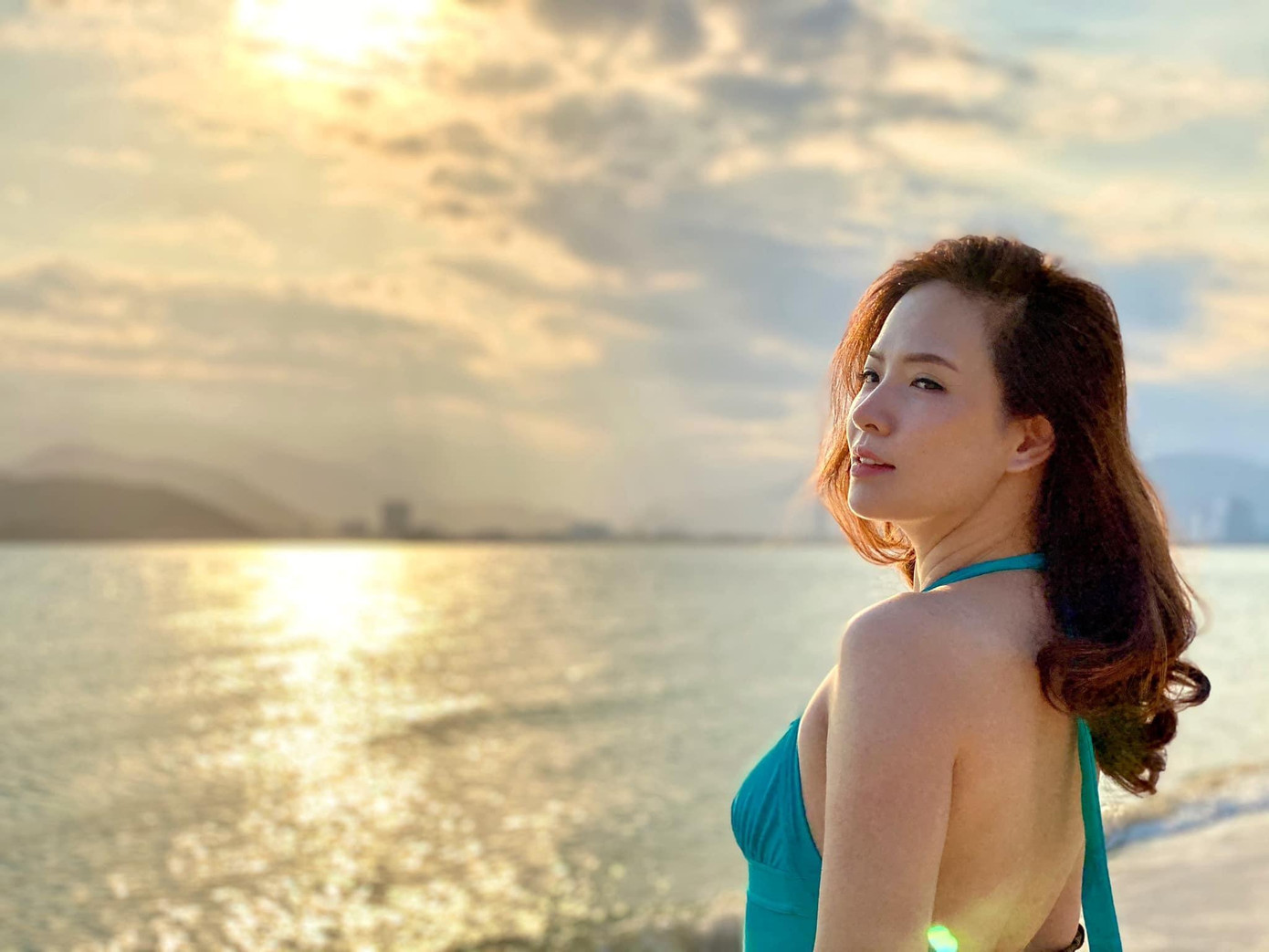 Cô chia sẻ, vì ý thức được đã có tuổi nên chăm chỉ luyện tập thể dục, thể thao, kết hợp ăn uống khoa học lành mạnh để làm đẹp từ bên trong.