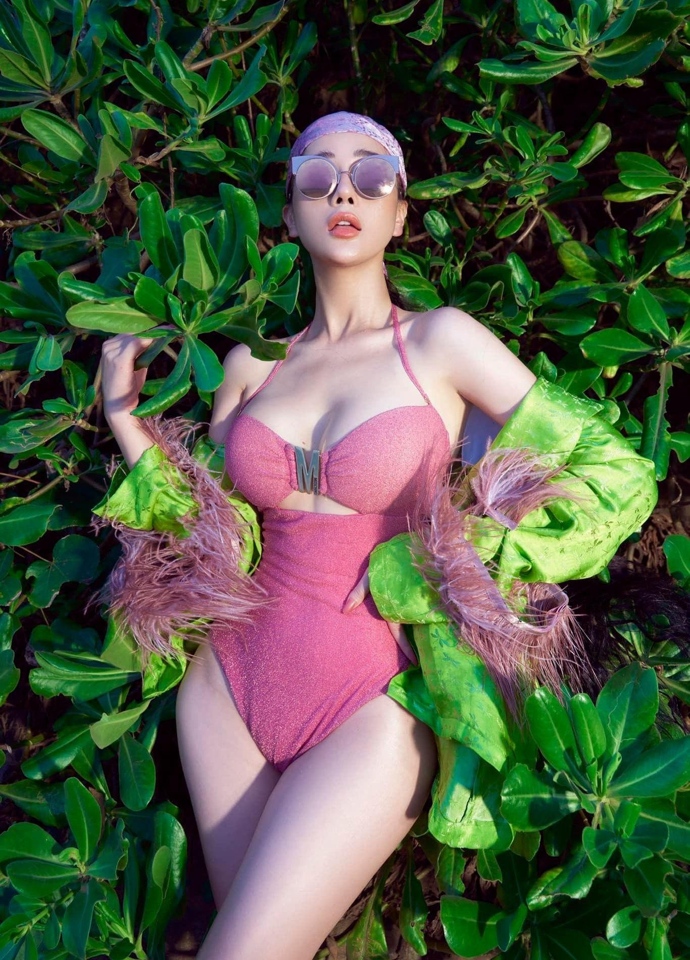 Trước đó, ở Hương vị tình thân, Phương Oanh cố tình tăng 6kg để có gương mặt bụ bẫm khi vào vai Phương Nam. Hiện tại, nữ diễn viên đã lấy lại vóc dáng cân đối để tự tin diện những bộ trang phục bó sát táo bạo.