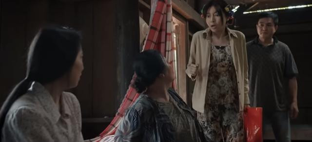 Chuyện Loan mang bầu bị hàng xóm nghe lén. Ảnh: CMH. Chuyện Loan mang bầu bị hàng xóm nghe lén. Ảnh: CMH.