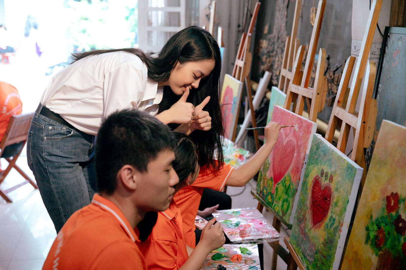 Hai cô gái nhiệt tình trò chuyện, giao lưu với các học viên.