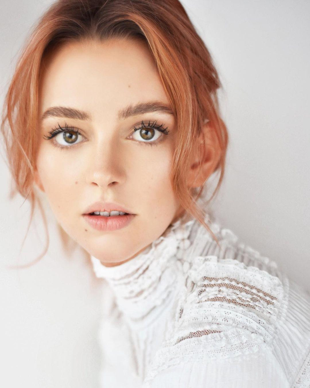 Sau thông tin hẹn hò với tỷ phú, Natasha Bassett được truyền thông chú ý.