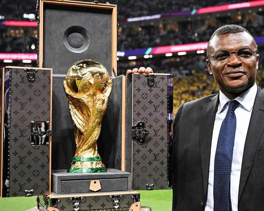 Cựu danh thủ Pháp Marcel Desailly đứng bên cạnh chiếc cúp vàng World Cup. Ảnh: brfootball.