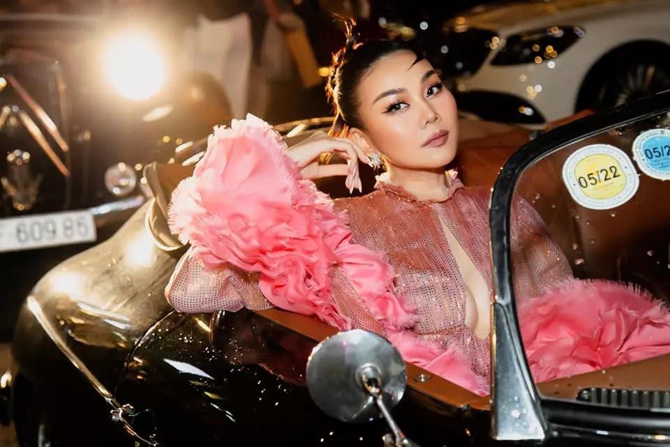 Người mẫu Thanh Hằng cũng bước đến thảm đỏ bằng siêu xe cổ.
