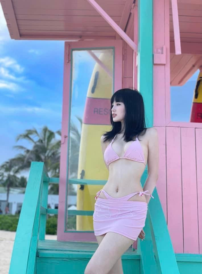 Cựu hotgirl Hà thành đam mê khoe dáng trong những bộ bikini thiết kế độc lạ, táo bạo.