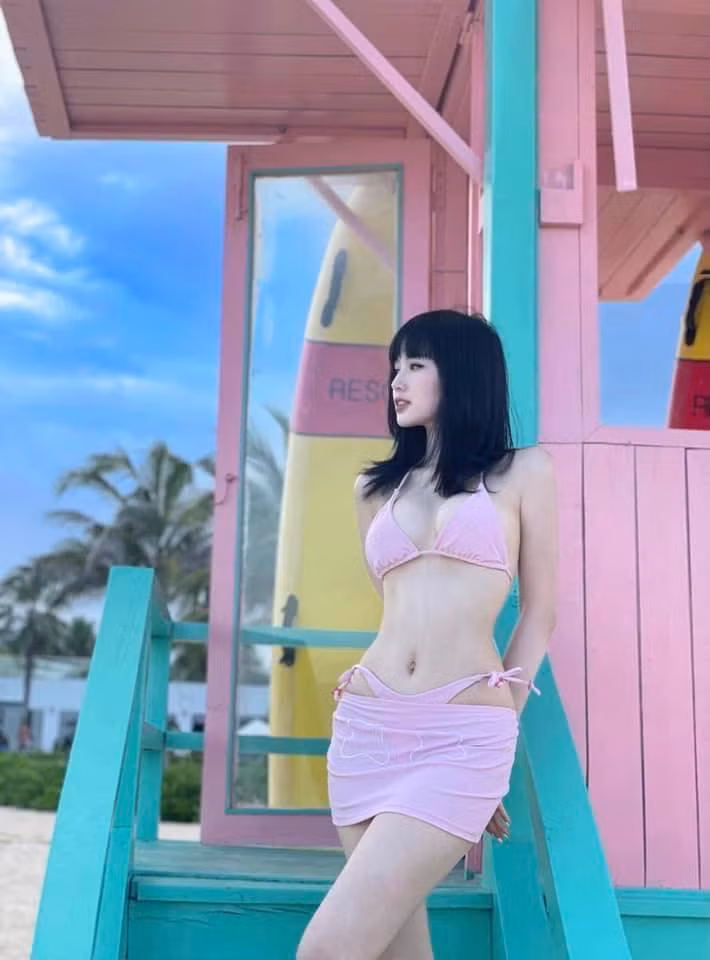Cựu hotgirl Hà thành đam mê khoe dáng trong những bộ bikini thiết kế độc lạ, táo bạo.
