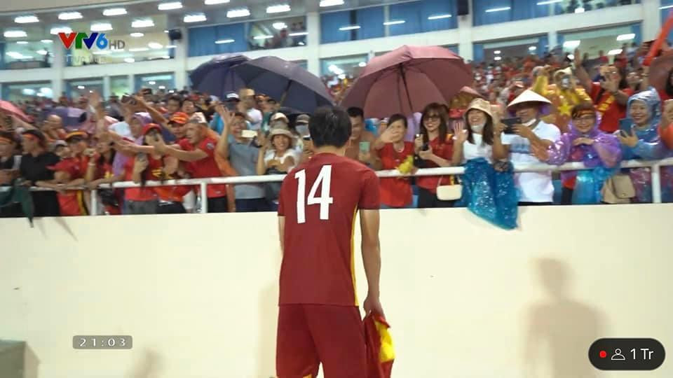 Trận Chung kết tối 22/5, cô cùng bà Hoàng Thị Thoa, mẹ Hoàng Đức đến sân Mỹ Đình (Hà Nội) để cổ vũ cho anh.