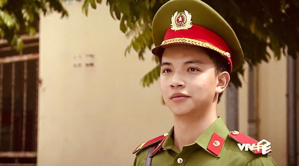 Diễn viên trẻ Việt Hoàng từng tham gia &quot;Lửa ấm&quot; - bộ phim truyền hình đầu tiên của VFC đưa hình tượng lính cứu hỏa lên phim.
