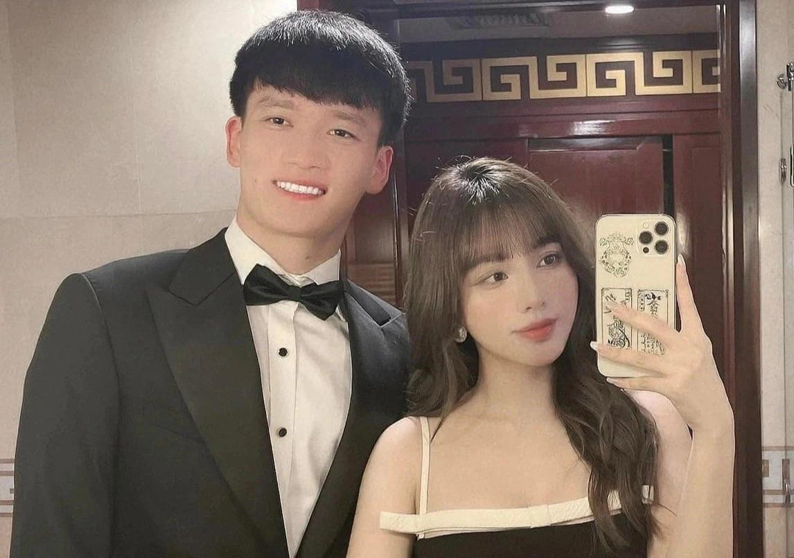 Dù yêu xa nhưng Hoàng Đức vẫn dành thời gian ít ỏi của mình để thăm người yêu.