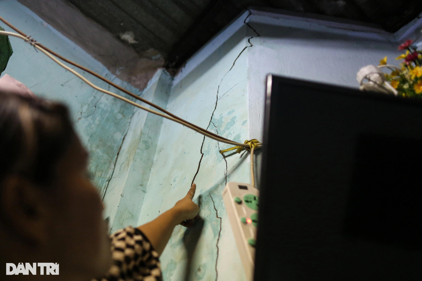 Bức tường đã nứt toác nhiều nơi, mưa xuống là nước tràn vào nhà. Bức tường đã nứt toác nhiều nơi, mưa xuống là nước tràn vào nhà.