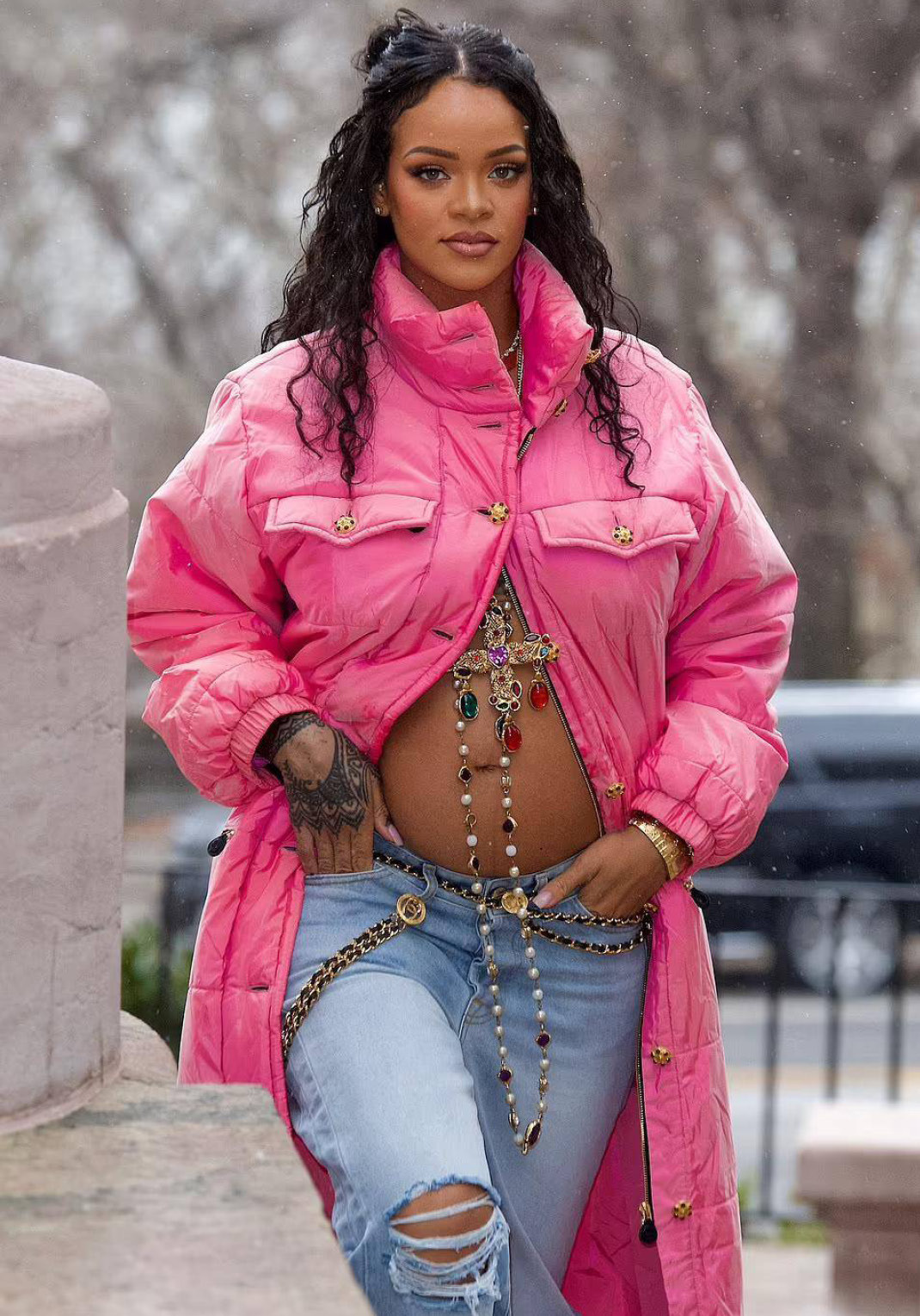 Rihanna xác nhận mang thai con đầu lòng với bạn trai Rocky. Thời điểm này, Rihanna đang mang thai ở giai đoạn giữa của thai kỳ. Thay vì che giấu bụng bầu trong những bộ váy rộng, Rihanna thú hút sự chú ý của giới truyền thông bằng những bộ cánh táo bạo, lộ rõ bụng bầu nhằm tôn vinh vẻ đẹp của người phụ nữ khi mang thai. Ảnh: People.