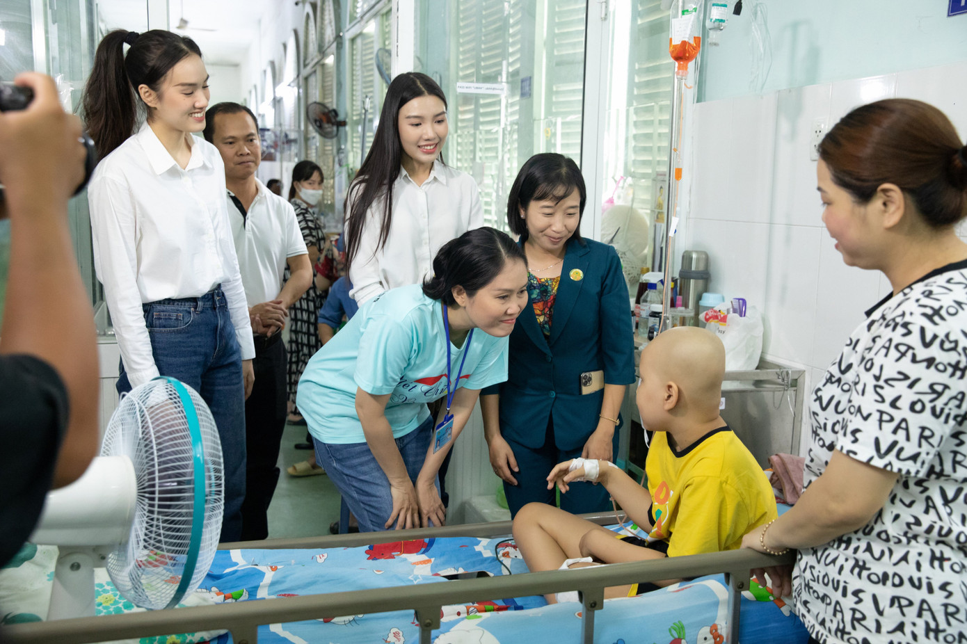 Xem thước phim của hai thí sinh thăm hỏi các &quot;chiến binh đầu trọc&quot;, Hoa hậu Tiểu Vy không kiềm được nước mắt.