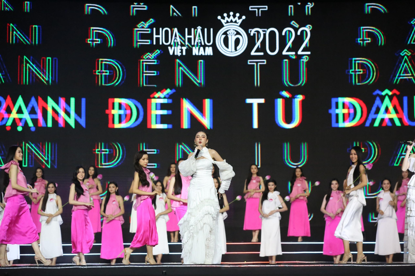 Sân khấu ca nhạc của hai ca sĩ giúp dàn thí sinh Hoa hậu Việt Nam khoe được vẻ dịu dàng, nữ tính. Ảnh: Trọng Tài.