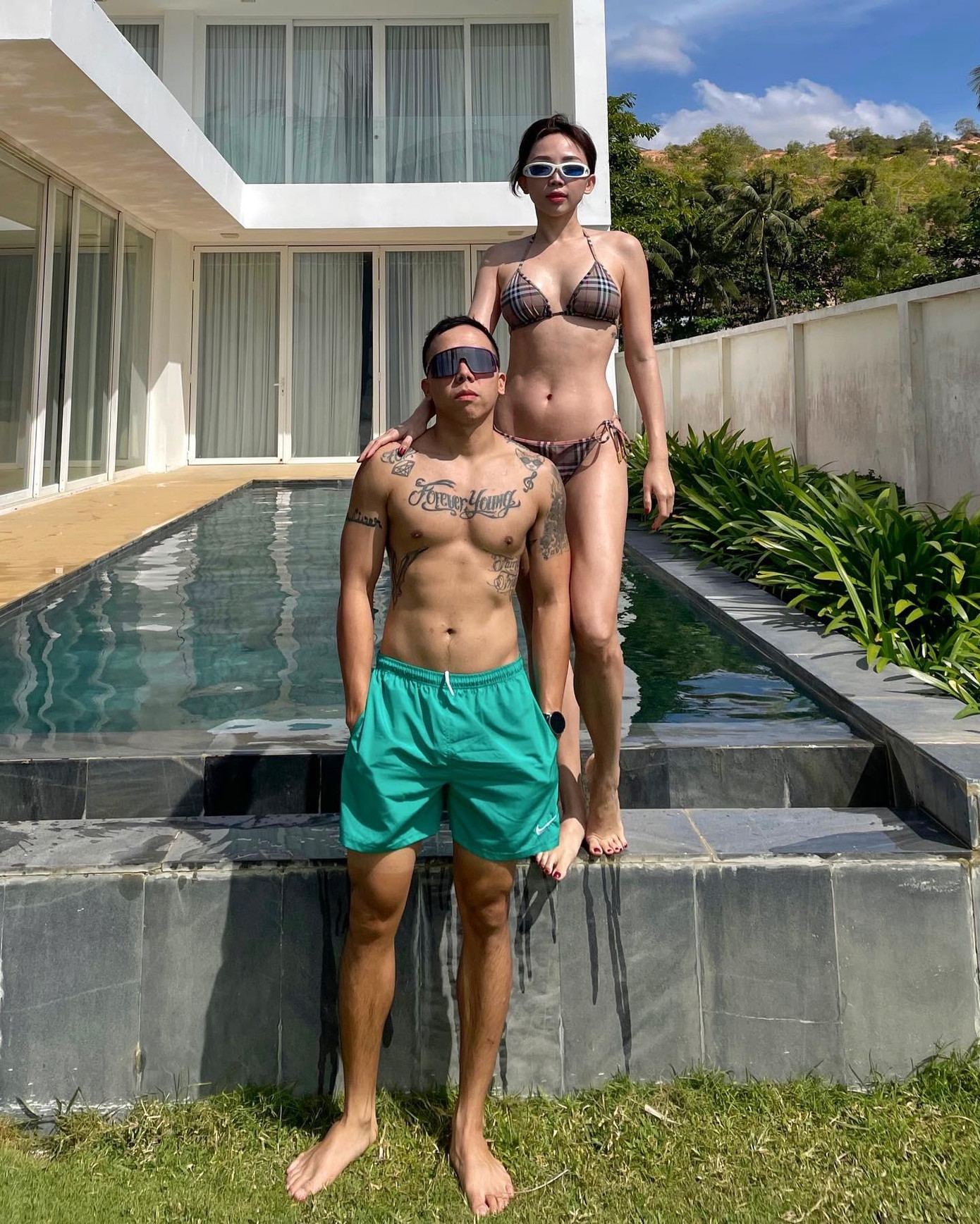 Bộ ảnh cực "cháy" của cặp đôi đã nhanh chóng nhận được tương tác khủng. Nhiều sao Việt như người mẫu Lê Thúy, đạo diễn Việt Tú, Lý Quý Khánh,...đã để lại bình luận khen ngợi sự sexy của hai vợ chồng Tóc Tiên.