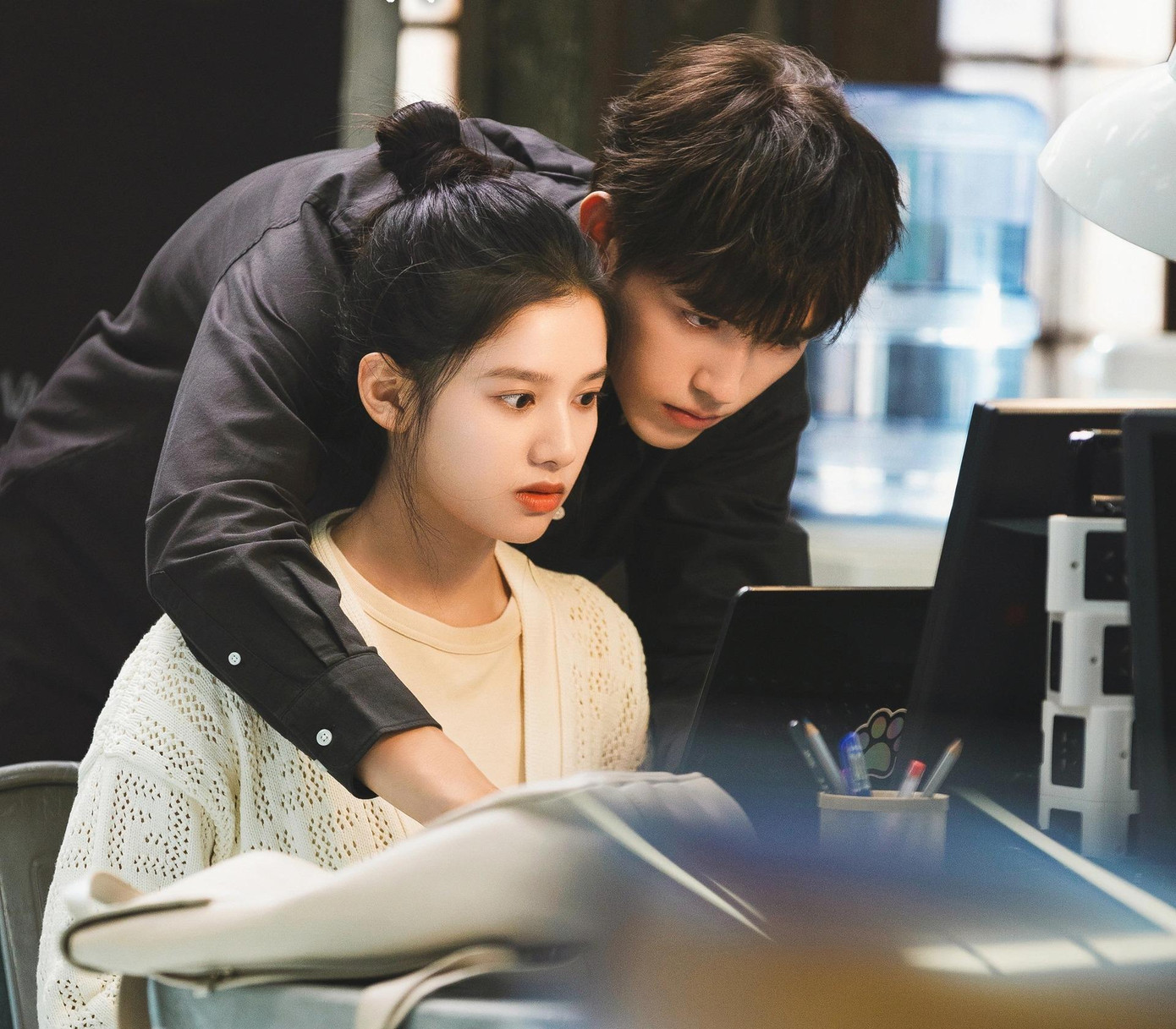 Bật Lửa Và Váy Công Chúa kể về chuyện tình cảm giữa thiên tài IT Lý Tuân và cô gái Chu Vận xinh đẹp. Hai người cùng học ngành công nghệ thông tin Đại học Nam Hồ. Từ những hiểu lầm, họ tìm hiểu và trở thành mối tình đầu. Họ phải vượt qua nhiều thử thách, bị bố mẹ Chu Vận ngăn cản. Biến cố ập đến khi Lý Tuân phải ngồi tù 3 năm, Chu Vận đi du học để quên quá khứ đau buồn nhưng hai người luôn hướng về nhau. Bật Lửa Và Váy Công Chúa kể về chuyện tình cảm giữa thiên tài IT Lý Tuân và cô gái Chu Vận xinh đẹp. Hai người cùng học ngành công nghệ thông tin Đại học Nam Hồ. Từ những hiểu lầm, họ tìm hiểu và trở thành mối tình đầu. Họ phải vượt qua nhiều thử thách, bị bố mẹ Chu Vận ngăn cản. Biến cố ập đến khi Lý Tuân phải ngồi tù 3 năm, Chu Vận đi du học để quên quá khứ đau buồn nhưng hai người luôn hướng về nhau.