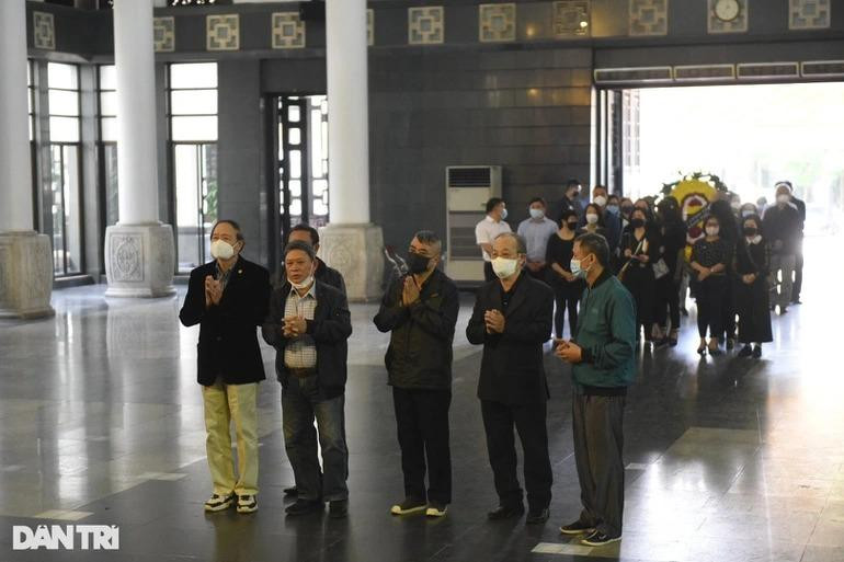 Bạn bè cố gắng nán lại thật lâu... (Ảnh: Toàn Vũ).