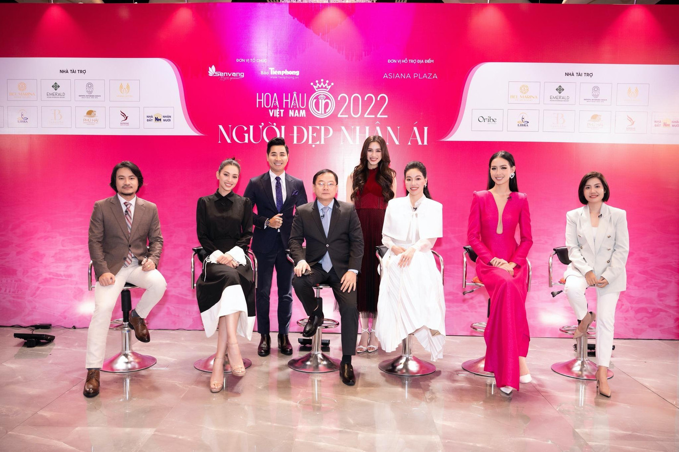 Trần Gia Hân (SBD 081) và Hoàng Hương Giang (SBD 177) trình bày dự án trước Ban bình luận. Trần Gia Hân (SBD 081) và Hoàng Hương Giang (SBD 177) trình bày dự án trước Ban bình luận.